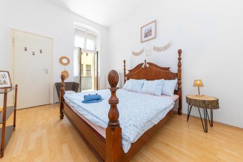 Ein Bett oder Betten in einem Zimmer der Unterkunft Rooftop Flower Power Apartmant