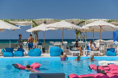 SELENA BAY Luxury Suite beach front hurghada Arena Bar & restaurant سويت فاخر سيلينا باى