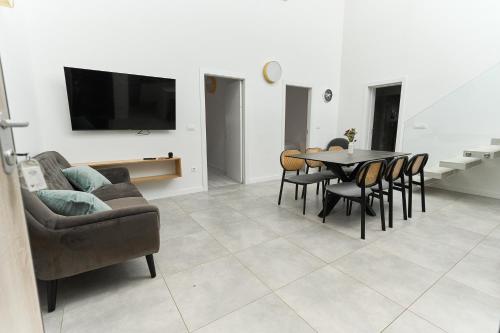 Μια τηλεόραση ή/και κέντρο ψυχαγωγίας στο Apartments Lukas