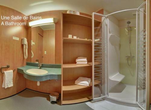 Ванна кімната в Logis Hotel de Paris