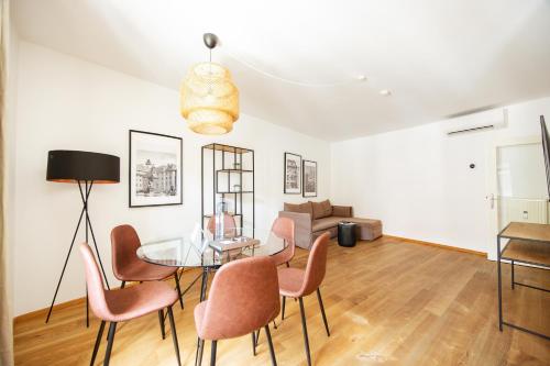 a living room with a glass table and chairs at GH Luxury Apartments Graz, Glockenspielplatz in Graz