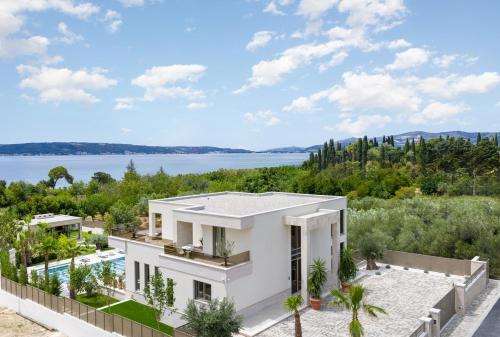 New! Villa A 56, 98m2 heated pool&spa, near Split
