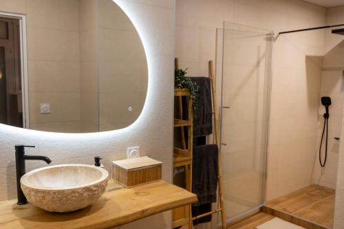 Phòng tắm tại L'étoilé Strasbourg Jacuzzi Détente & Confort