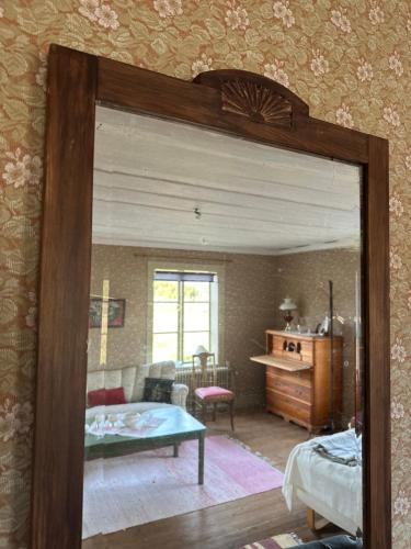 a mirror in a living room with a bedroom at Solberg Inn 