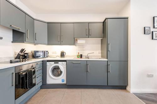 Dapur atau dapur kecil di Stylish City Apt Belfast Cathedral Qtr