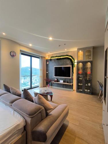 Una televisión o centro de entretenimiento en Comzy Homestay by Citadines Residence Ha Long