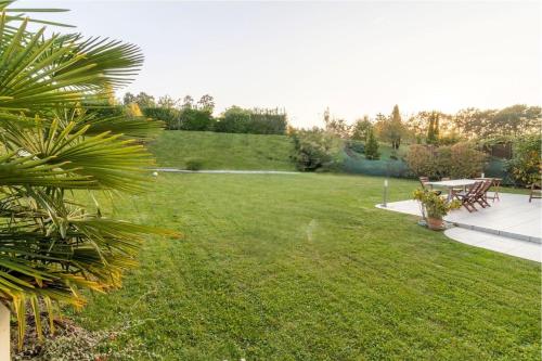 einen Garten mit einem Picknicktisch und einer Liegewiese in der Unterkunft Maison à 5 min de Disneyland Paris in Esbly