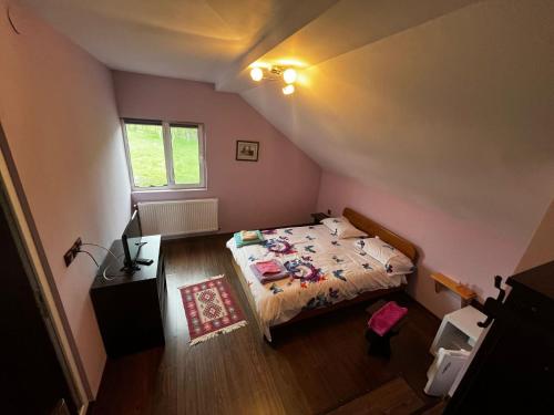 Una vista aérea de un dormitorio con una cama. en Casa Maria Alexandra, en Berceşti