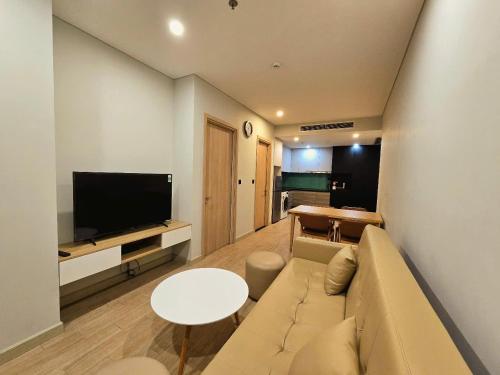 Una televisión o centro de entretenimiento en Comzy Homestay by Citadines Residence Ha Long