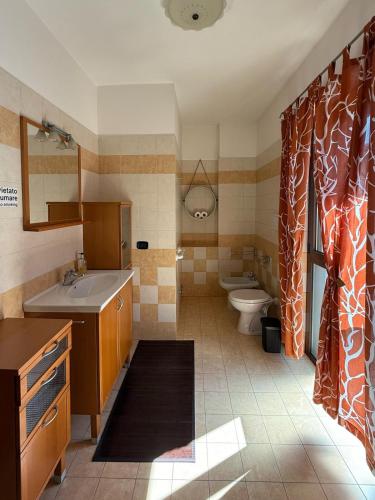 ライナーテにあるLocanda Nonna Ioleの洗面台とトイレ付きのバスルーム