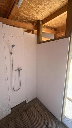 a bathroom with a shower in a room at Bungalow Quinta Sete Charós in Nisa