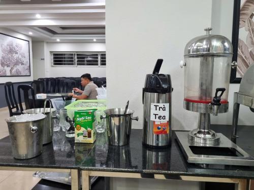 a counter with a blender on top of it at Khách sạn Đại An Ninh Bình in Ninh Binh
