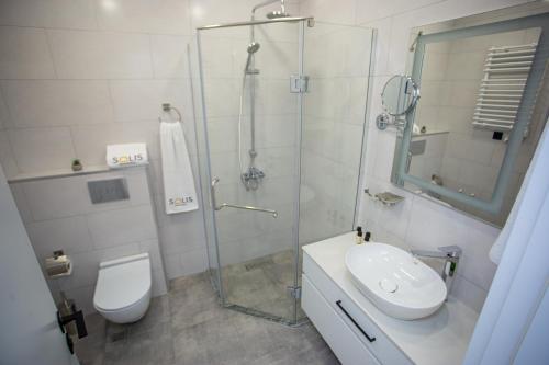 Ένα μπάνιο στο Casa Solis Apartments