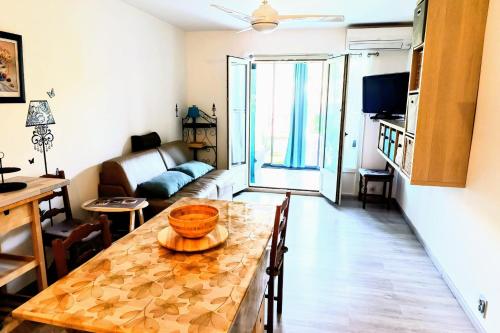 un salon avec une table et un canapé dans l'établissement Well equipped studio with terrace Sanary-sur-Mer, à Sanary-sur-Mer