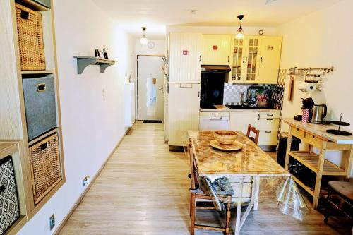 Il comprend une cuisine avec une table en bois et du parquet. dans l'établissement Well equipped studio with terrace Sanary-sur-Mer, à Sanary-sur-Mer