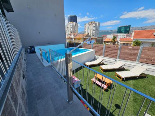 TheTomonina house with pool