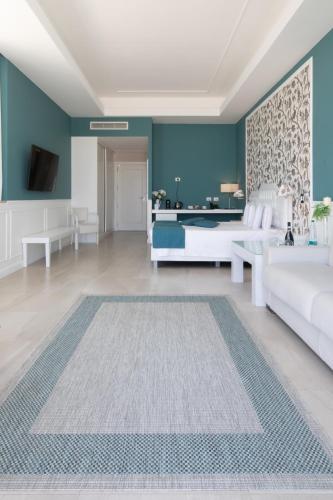 Ein Sitzbereich in der Unterkunft Bianco Riccio Suite Hotel