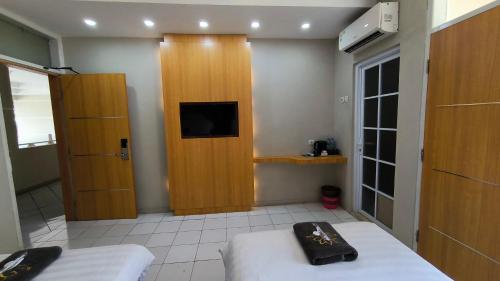 Televisyen dan/atau pusat hiburan di Royal Kencana Hotel powered by Cocotel