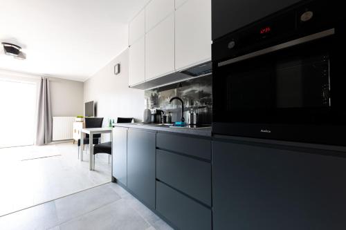 Dapur atau dapur kecil di Sweda Apartments Gdańsk Seaside