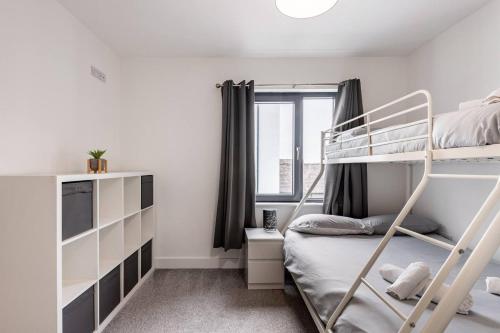 Postel nebo postele na pokoji v ubytování Portrush Family Stay By The Beach