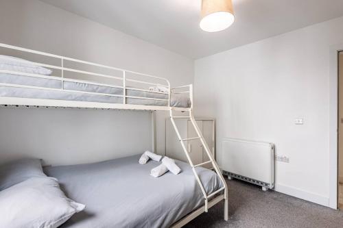 a bedroom with a bunk bed with a ladder at Portrush Family Stay By The Beach 