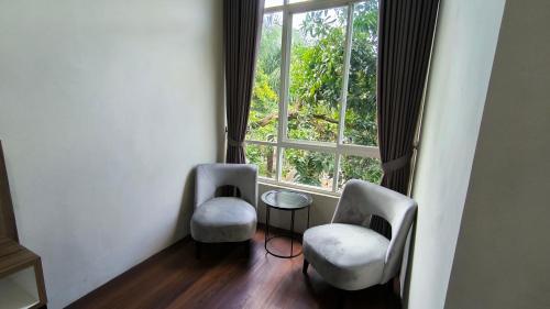 Ruang duduk di Royal Kencana Hotel powered by Cocotel