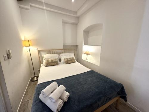 une chambre avec un lit avec deux serviettes dessus dans l'établissement ApartHotel Riviera - Barillerie 12 - Vieille Ville 1mn plage - Appartement 2 pieces AC, à Nice