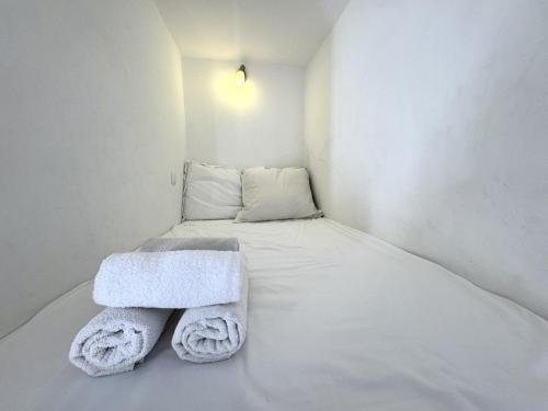 Cette petite chambre comprend un lit avec des serviettes. dans l'établissement ApartHotel Riviera - Barillerie 12 - Vieille Ville 1mn plage - Appartement 2 pieces AC, à Nice