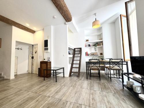 - un salon décloisonné avec une table et des chaises dans l'établissement ApartHotel Riviera - Barillerie 12 - Vieille Ville 1mn plage - Appartement 2 pieces AC, à Nice