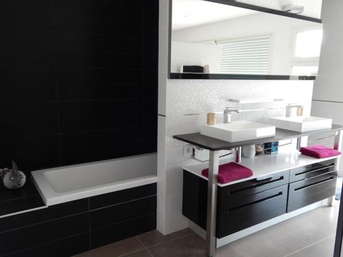 Koupelna v ubytování Splendide villa contemporaine avec vue panoramique sur le Pic Saint Loup