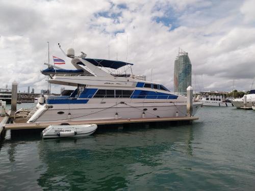 un gran barco atracado en un muelle en el agua en Yacht Charter Pattaya Ocean Marina Resort, en Na Jomtien
