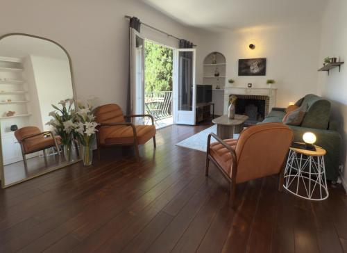 Le Peyrou - Elegant One-Bedroom Apartment for up to 4 Guests - Free Parking - Air Conditioning - Prime City Center Location