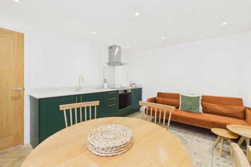 Il dispose d'une cuisine et d'un salon avec une table et un canapé. dans l'établissement Host & Stay - Bracken Cottage, à Stokesley
