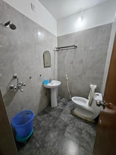Ένα μπάνιο στο Lucky guest house