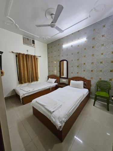 Ένα ή περισσότερα κρεβάτια σε δωμάτιο στο Lucky guest house