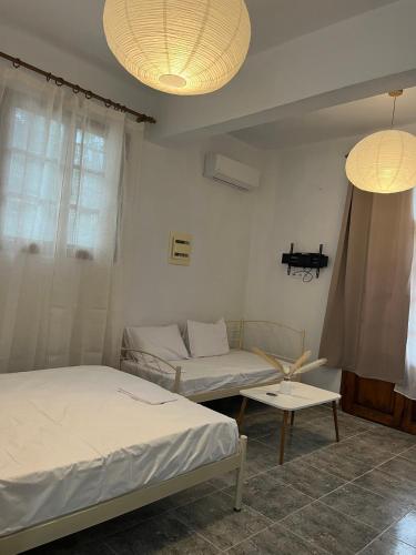 ein Wohnzimmer mit zwei Betten und einer Couch in der Unterkunft Deos Thassos in Panagia
