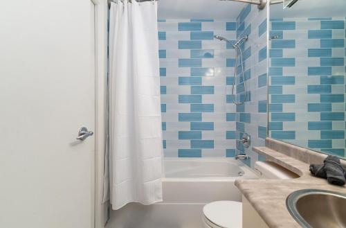 Ένα μπάνιο στο Mountain View Condo with Free Parking and Sleeps 6 Guests