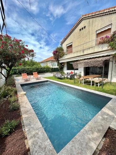 Photo de la galerie de l'établissement Villa Mimosas - 4 chambres climatisées, jardin, piscine chauffée proche Vélodrome - Quartier Ste Marguerite, à Marseille
