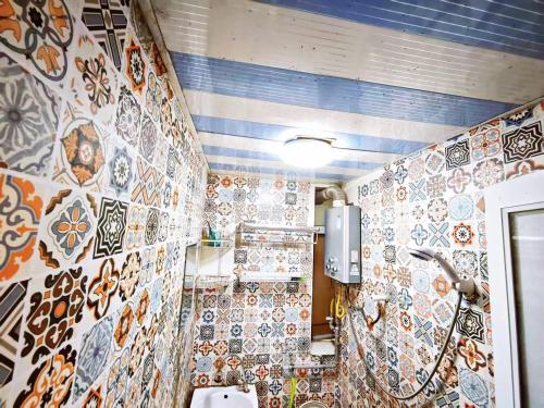 a bathroom with colorful tiles on the wall at 深圳市么么熊女生青年旅店 in Shenzhen