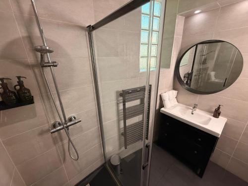 Le Peyrou - Elegant One-Bedroom Apartment for up to 4 Guests - Free Parking - Air Conditioning - Prime City Center Location