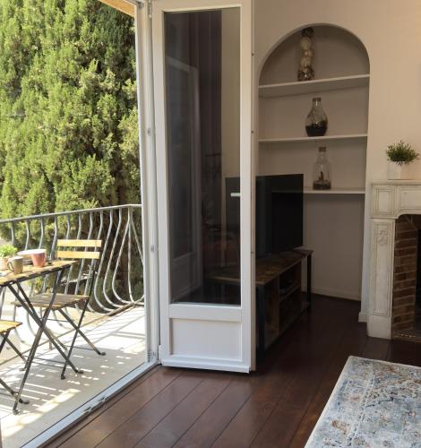 Le Peyrou - Elegant One-Bedroom Apartment for up to 4 Guests - Free Parking - Air Conditioning - Prime City Center Location