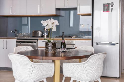 Una cocina o zona de cocina en Umhlanga Arch Properties