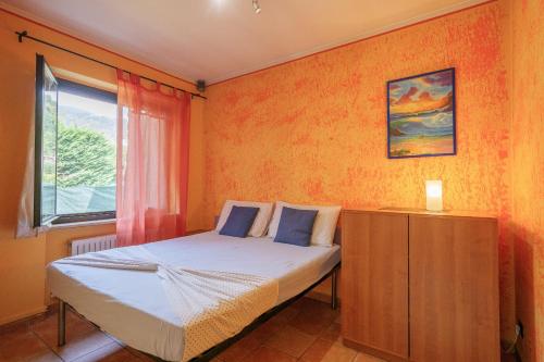 a bedroom with a bed and a window at Villa Giardino in Cannobio