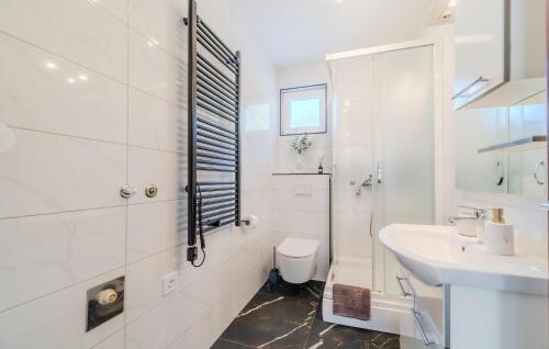 Ένα μπάνιο στο Lovely Home In Paljugi With Sauna