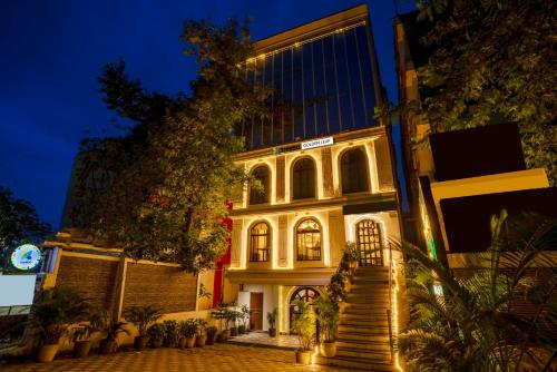 a building with stairs leading up to it at night at Treebo Golden Leaf in Rānchī