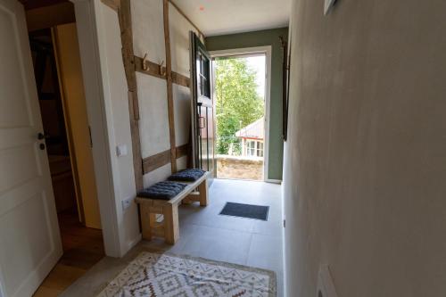a hallway with a bench in a room with a window at Historische Ferienwohnung im Erdgeschoss in Lich