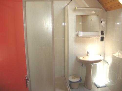 Et badeværelse på VUCA medencés, klimatizált Apartmanház