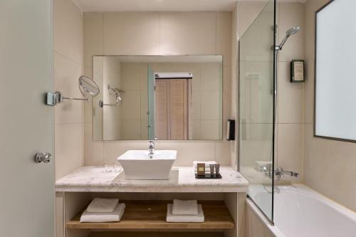 Ένα μπάνιο στο Atlantica Eleon Grand Resort