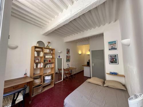 une chambre avec un lit et un bureau dans l'établissement Chez Victor - Studio tout équipé - centre ville historique - Proche Mairie et Forum des Cardeurs, à Aix-en-Provence
