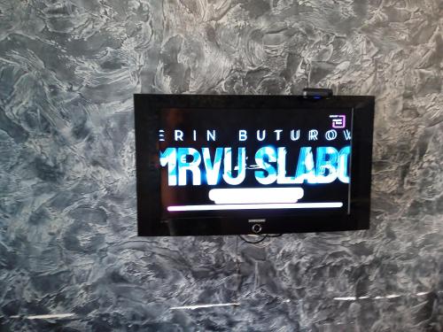 a sign on a wall that reads rim burrow ryu slab at Martina 1 in Budva